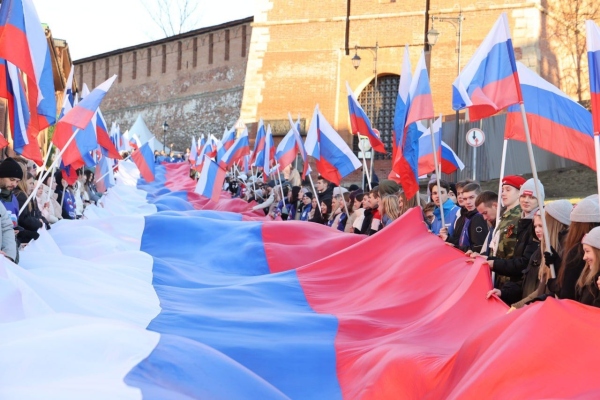 Волонтёры Победы приняли участие в разворачивании 100-метрового российского флага в День народного единства